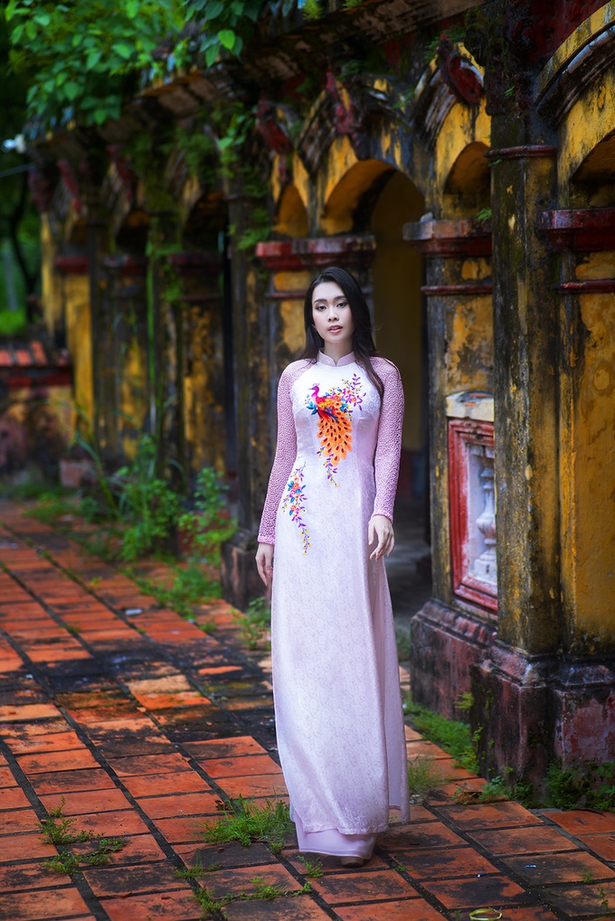 Hoa hậu Ban Mai khoe vẻ đẹp mong manh trong áo dài lụa Hà Đông