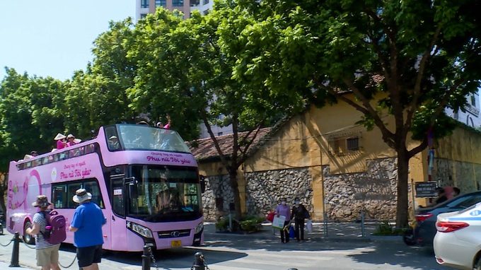 Cùng nơ hồng xuống phố, chị em lan tỏa thông điệp phòng ung thư vú