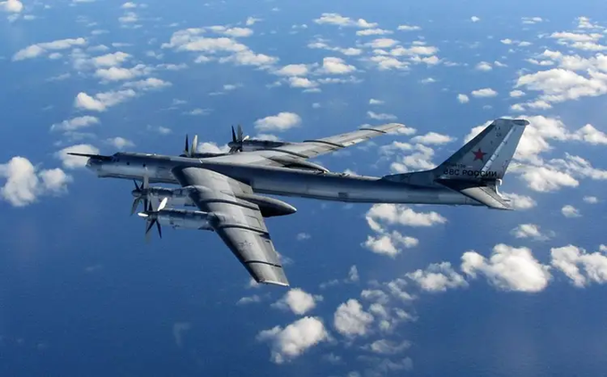 Mỹ chặn máy bay ném bom của Nga ngoài khơi Alaska - 1
