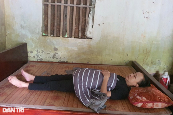 Mẹ ốm nặng, bố khờ khạo, 2 đứa con thơ nguy cơ phải bỏ học - 1