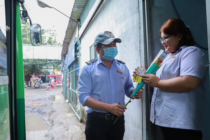 Phụ nữ TPHCM bất ngờ được tặng hoa, quà khi đi xe buýt