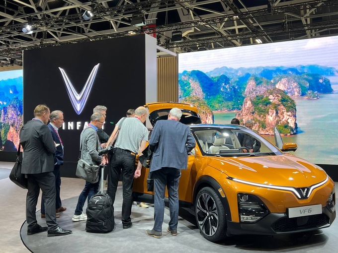 4 modèles de voitures électriques VinFast attirent les clients au Mondial de l'Automobile 2022 - 2 4 modèles de voitures électriques VinFast attirent les clients au Mondial de l'Automobile 2022 - 2