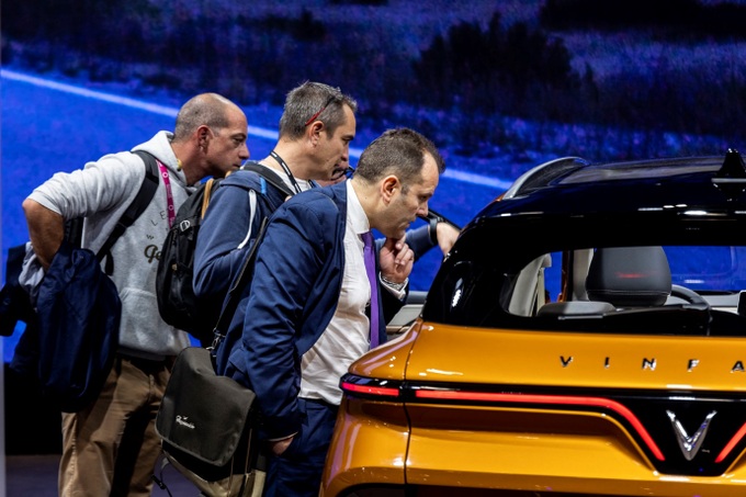 4 modèles de voitures électriques VinFast attirent les clients au Mondial de l'Automobile de Paris 2022 - 3 4 modèles de voitures électriques VinFast attirent les clients au Mondial de l'Automobile de Paris 2022 - 3