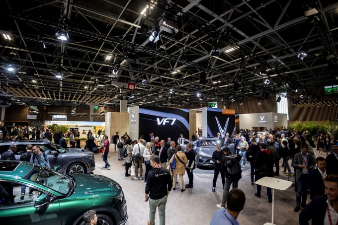 4 modèles de voitures électriques VinFast attirent les clients au Mondial de l'Automobile 2022 - 4 4 modèles de voitures électriques VinFast attirent les clients au Mondial de l'Automobile 2022 - 4