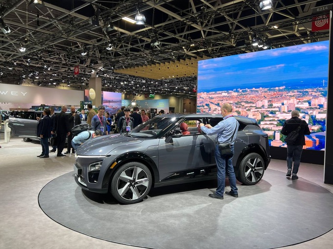4 VinFast Electric Car Models Attract Customers at Paris Motor Show 2022 - 5