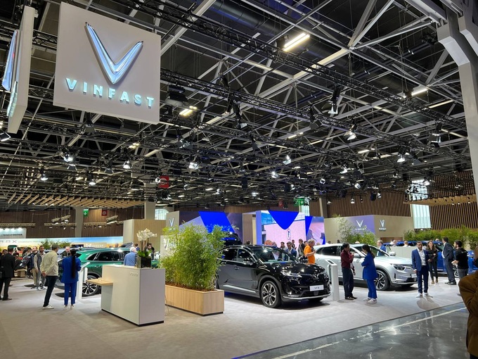 4 VinFast Electric Car Models Attract Customers at 2022 Paris Motor Show - 8