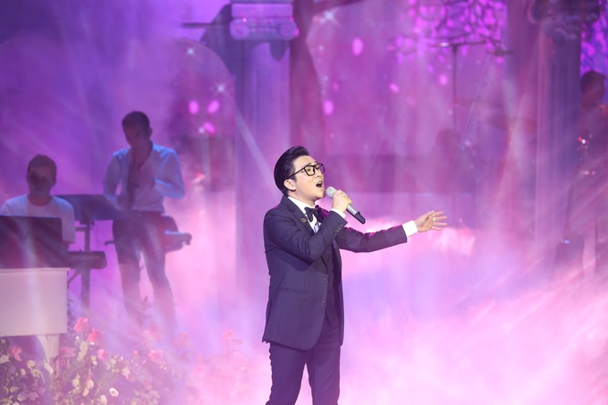 Thu Phương thay 5 bộ váy lộng lẫy, thăng hoa trong đêm nhạc Tạ tình