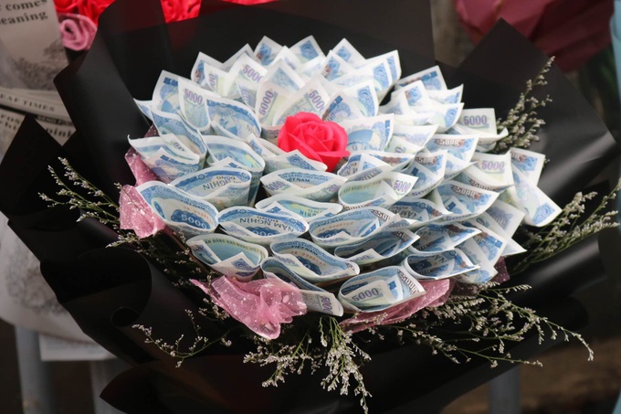 Người bán hoa mỏi tay chốt đơn, lãi lớn với những bó... chục triệu đồng - 5 Người bán hoa mỏi tay chốt đơn, lãi lớn với những bó... chục triệu đồng - 5