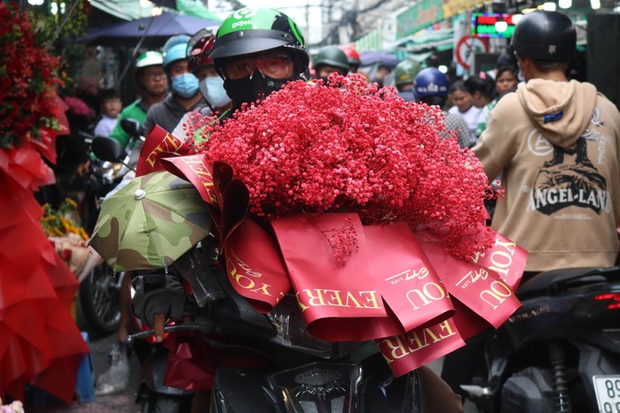 Người bán hoa mỏi tay chốt đơn, lãi lớn với những bó... chục triệu đồng - 3 Người bán hoa mỏi tay chốt đơn, lãi lớn với những bó... chục triệu đồng - 3