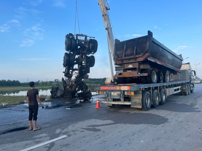 Hai tài xế tử vong, xe đầu kéo bốc cháy dữ dội lúc rạng sáng - 2 Hai tài xế tử vong, xe đầu kéo bốc cháy dữ dội lúc rạng sáng - 2