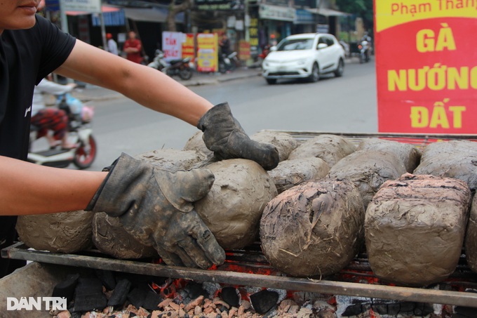 Cho gà tắm thảo mộc, bọc đất sét, chủ quán bán trăm con mỗi ngày ở Hà Nội - 2 Cho gà tắm thảo mộc, bọc đất sét, chủ quán bán trăm con mỗi ngày ở Hà Nội - 2