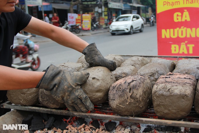 Giving chickens a herbal bath, wrapped in clay, the owner sells hundreds of chickens every day in Hanoi - 2