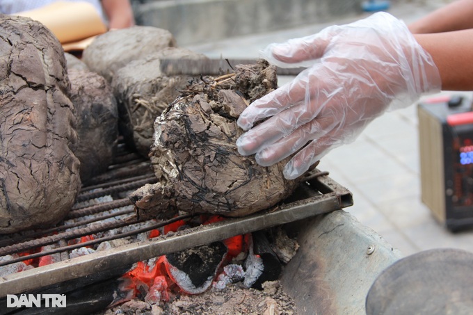 Giving chickens a herbal bath, wrapped in clay, the owner sells hundreds of chickens every day in Hanoi - 8