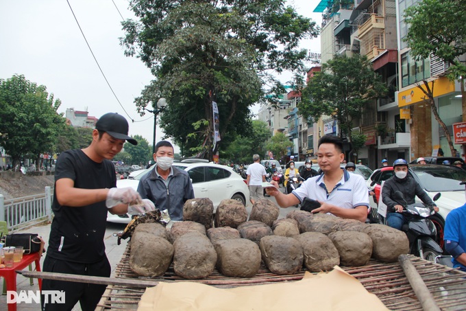 Giving chickens a herbal bath, wrapped in clay, the owner sells hundreds of chickens every day in Hanoi - 6