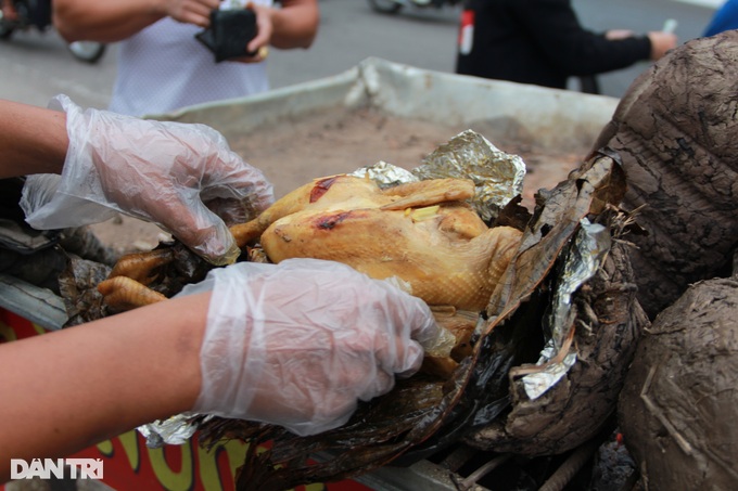 Giving chickens a herbal bath, wrapped in clay, the owner sells hundreds of chickens every day in Hanoi - 4