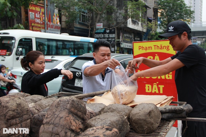 Cho gà tắm thảo mộc, bọc đất sét, chủ quán bán trăm con mỗi ngày ở Hà Nội - 7 Cho gà tắm thảo mộc, bọc đất sét, chủ quán bán trăm con mỗi ngày ở Hà Nội - 7