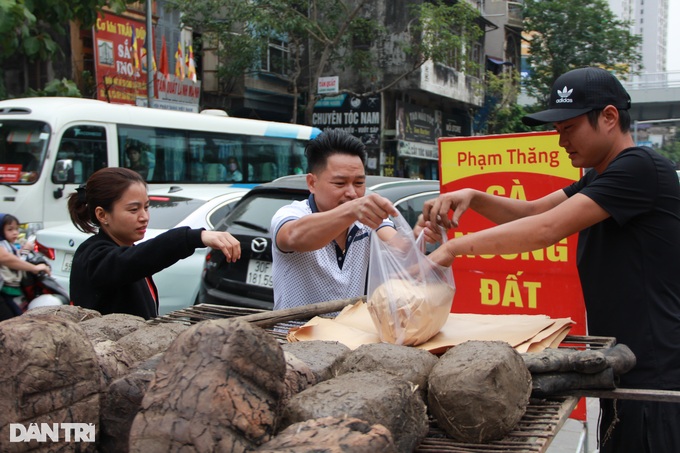 Giving chickens a herbal bath, wrapped in clay, the owner sells hundreds of chickens every day in Hanoi - 7