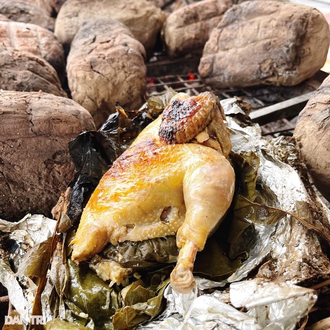 Giving chickens a herbal bath, wrapped in clay, the owner sells hundreds of chickens a day in Hanoi - 5