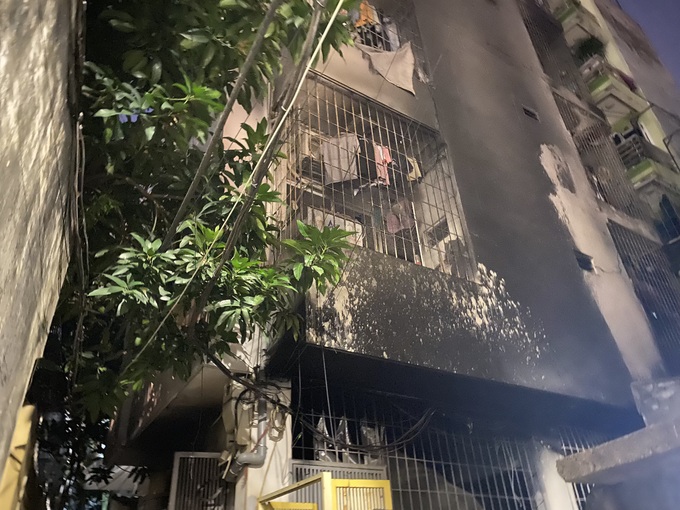 Cháy chung cư mini ở Hà Nội, cảnh sát giải cứu 11 người - 2
