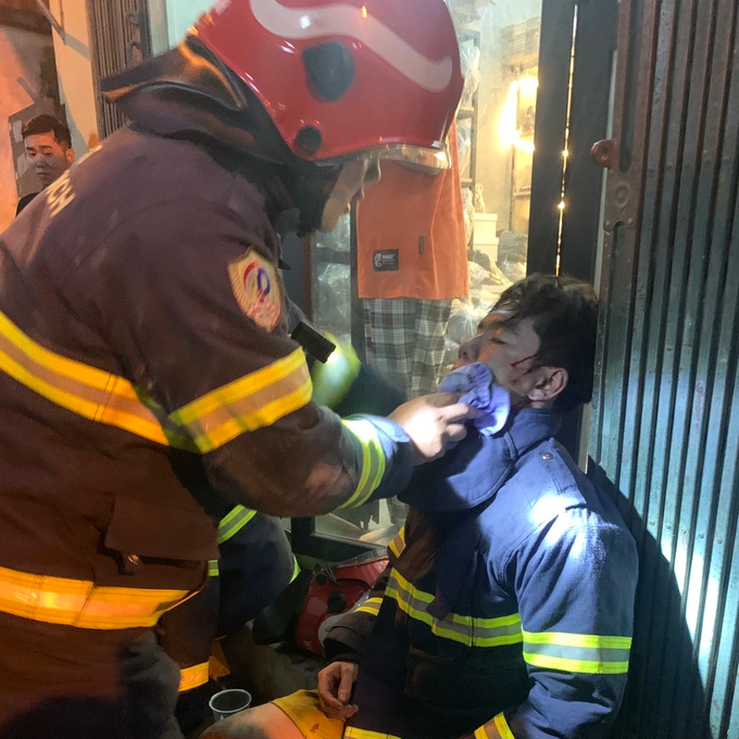 Cháy chung cư mini ở Hà Nội, cảnh sát giải cứu 11 người - 6