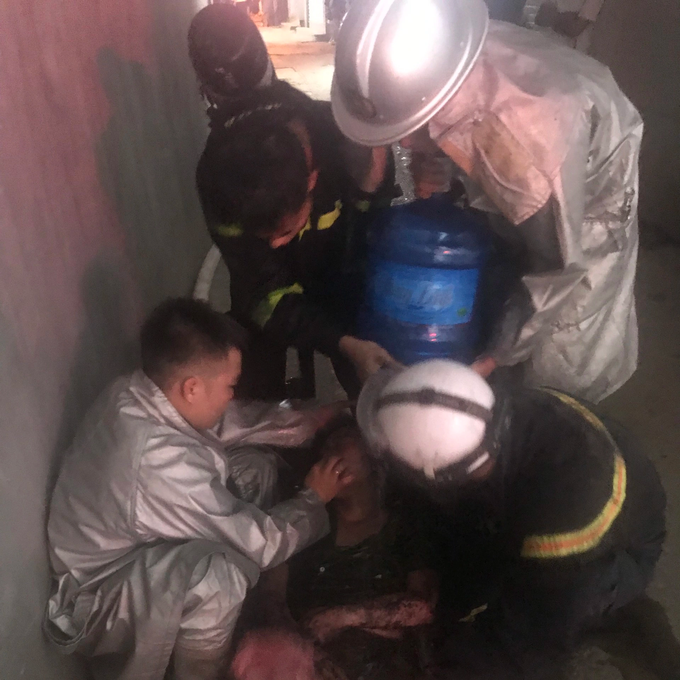 Cháy chung cư mini ở Hà Nội, cảnh sát giải cứu 11 người - 7