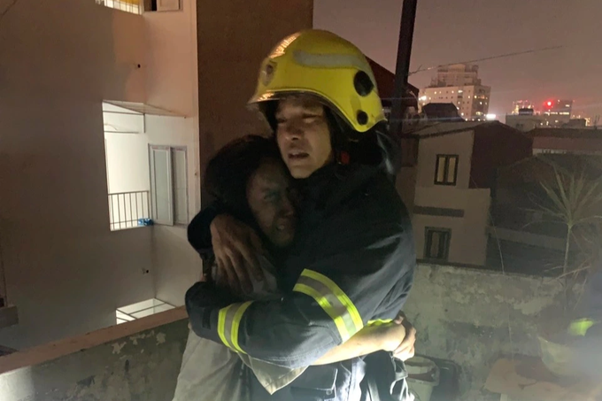 Người lính cứu hỏa chia sẻ khoảnh khắc nữ nạn nhân ôm chặt khóc nức nở - 1