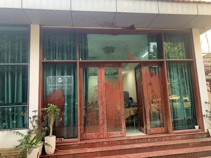 Công ty, nhà hàng... ở Hà Nội bị khủng bố bằng mắm tôm, dầu luyn - 1