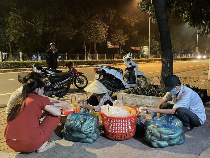 The old woman sells bread and meat for 5,000 VND to the poor - 2