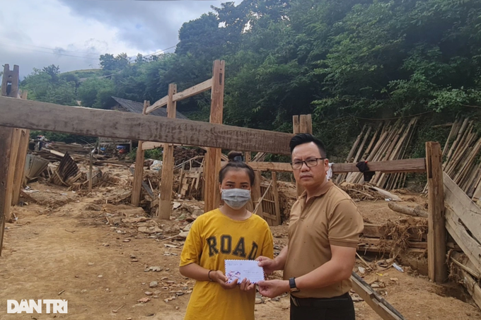 Báo điện tử Dân trí hỗ trợ đợt 4 tới người dân vùng bị lũ quét - 2 Báo điện tử Dân trí hỗ trợ đợt 4 tới người dân vùng bị lũ quét - 2