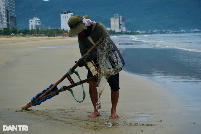 Following in the footsteps of the old fisherman walking backwards, pedaling the waves, filtering sand and raking sea pearls - 1