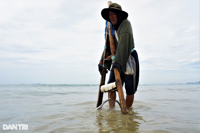 Following in the footsteps of the old fisherman walking backwards, pedaling the waves, filtering sand and raking sea pearls - 10