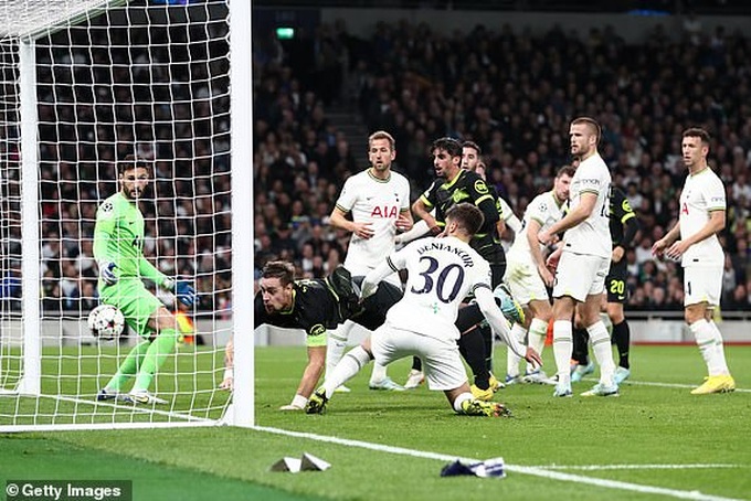 Tottenham rơi vé đi tiếp, HLV Conte nổi khùng với trọng tài - 9 Tottenham rơi vé đi tiếp, HLV Conte nổi khùng với trọng tài - 9