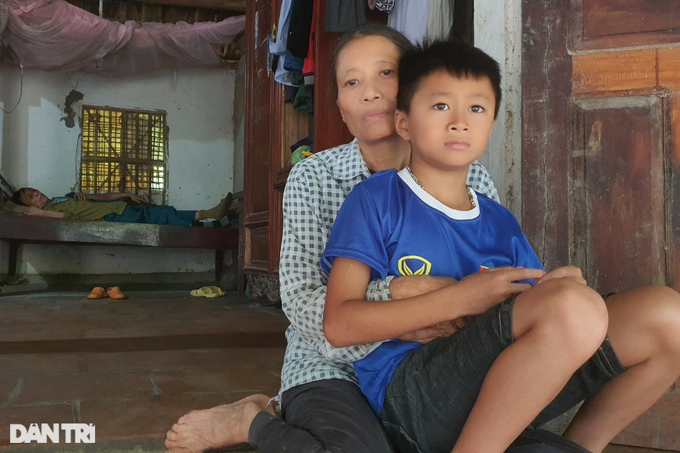 Nghẹn lòng cảnh cậu bé mồ côi chăm ông ung thư, bác tâm thần - 5 Nghẹn lòng cảnh cậu bé mồ côi chăm ông ung thư, bác tâm thần - 5