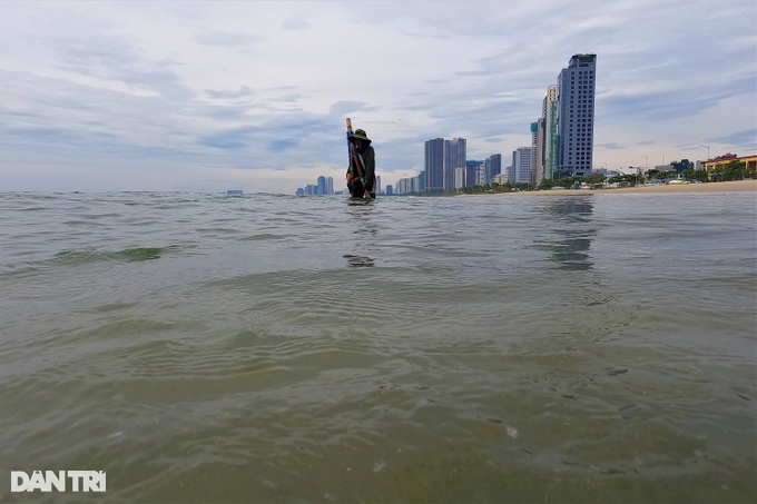 Following in the footsteps of the old fisherman walking backwards, pedaling the waves, filtering sand and raking sea pearls - 6