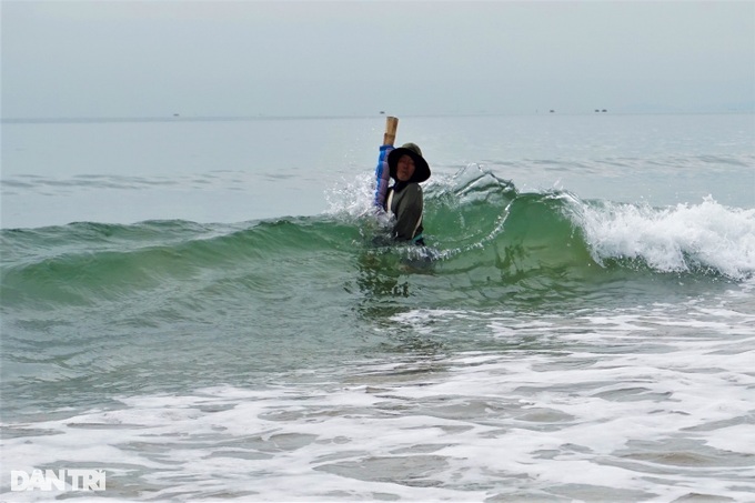 Following in the footsteps of the old fisherman walking backwards, pedaling the waves, filtering sand and raking sea pearls - 7