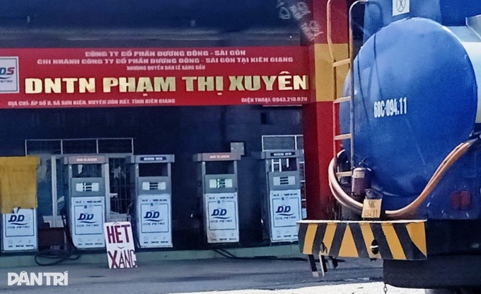 Hàng loạt cây xăng đóng cửa, người dân chạy cả chục cây số xếp hàng chờ mua - 4 Hàng loạt cây xăng đóng cửa, người dân chạy cả chục cây số xếp hàng chờ mua - 4