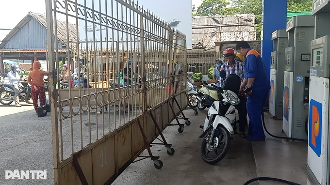 Hàng loạt cây xăng đóng cửa, người dân chạy cả chục cây số xếp hàng chờ mua - 2 Hàng loạt cây xăng đóng cửa, người dân chạy cả chục cây số xếp hàng chờ mua - 2