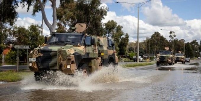 Australia cấp thêm 30 xe bọc thép, hỗ trợ huấn luyện binh sĩ Ukraine - 1