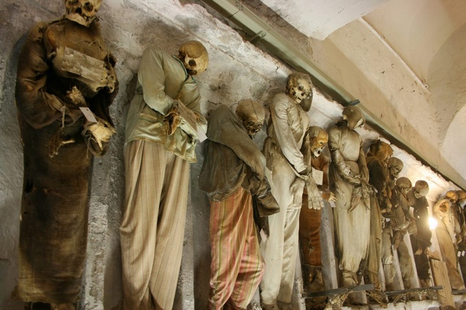Bên trong hầm mộ cổ chứa hàng nghìn xác ướp kỳ lạ ở Italy - 1
