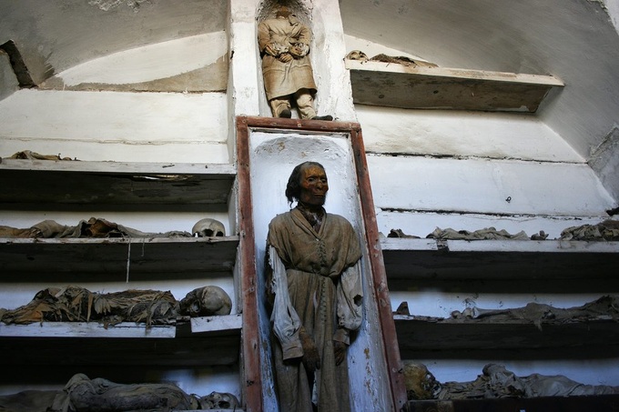 Bên trong hầm mộ cổ chứa hàng nghìn xác ướp kỳ lạ ở Italy