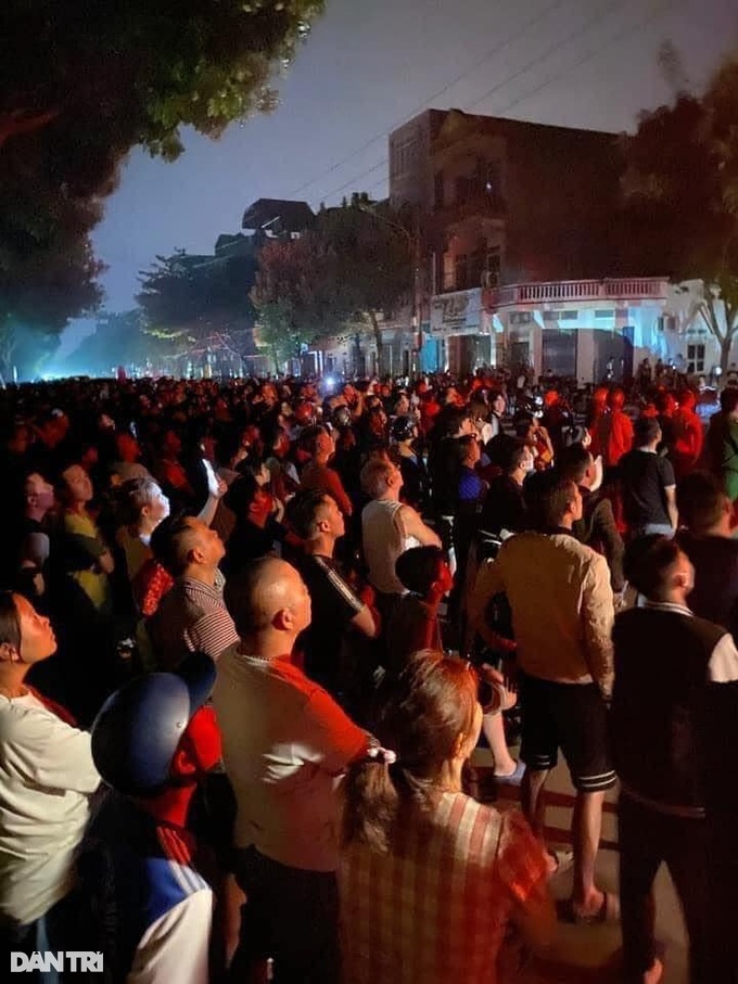 Hàng trăm người đứng kín đường xem cảnh giải cứu thanh niên leo cột điện - 1