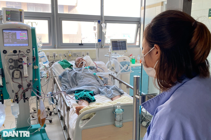 Người phụ nữ ngã khụyu: Anh ơi xin đừng bỏ mẹ con em! - 2 Người phụ nữ ngã khụyu: Anh ơi xin đừng bỏ mẹ con em! - 2