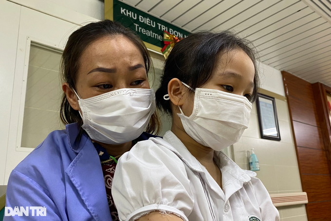 Người phụ nữ ngã khụyu: Anh ơi xin đừng bỏ mẹ con em! - 4 Người phụ nữ ngã khụyu: Anh ơi xin đừng bỏ mẹ con em! - 4