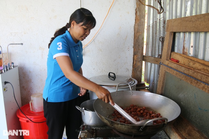 Bếp cơm 0 đồng nữ trưởng thôn dành tặng học sinh nghèo - 1 Bếp cơm 0 đồng nữ trưởng thôn dành tặng học sinh nghèo - 1