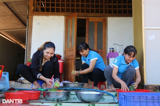 Kitchen with 0 dong female village head for poor students - 2