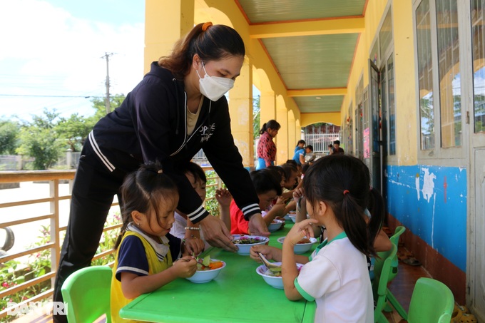 Bếp cơm 0 đồng nữ trưởng thôn dành tặng học sinh nghèo - 5 Bếp cơm 0 đồng nữ trưởng thôn dành tặng học sinh nghèo - 5