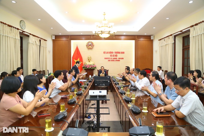 Bộ trưởng Đào Ngọc Dung trao quyết định bổ nhiệm 2 lãnh đạo cấp vụ