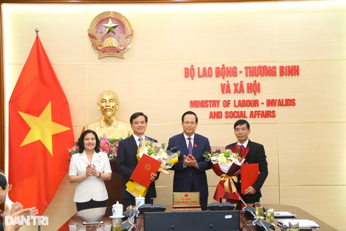 Bộ trưởng Đào Ngọc Dung trao quyết định bổ nhiệm 2 lãnh đạo cấp vụ - 4 Bộ trưởng Đào Ngọc Dung trao quyết định bổ nhiệm 2 lãnh đạo cấp vụ - 4