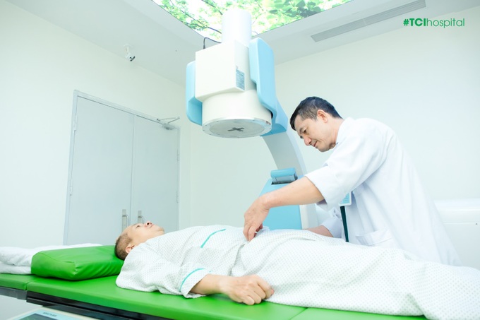 Loại bỏ viên sỏi chiếm gần hết bàng quang người bệnh - 2 Loại bỏ viên sỏi chiếm gần hết bàng quang người bệnh - 2