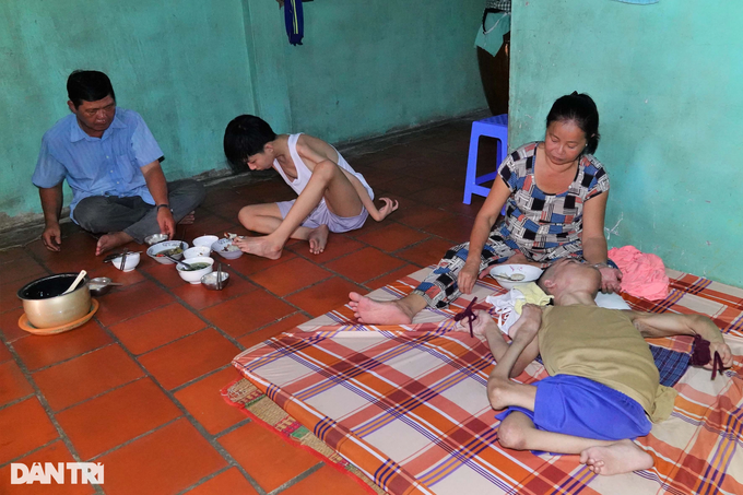 Trao hơn 87 triệu đồng tới cậu học trò viết chữ bằng chân - 2 Trao hơn 87 triệu đồng tới cậu học trò viết chữ bằng chân - 2